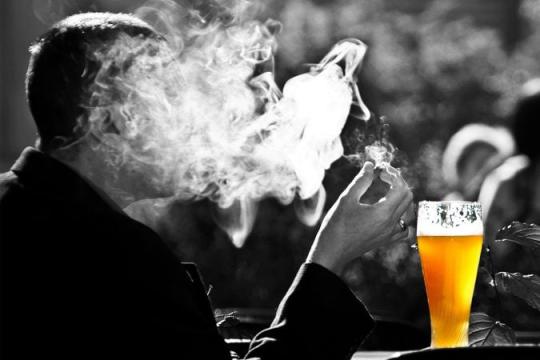 Đàn ông đến Bar để làm ba thứ: Để uống, để vui, để buồn