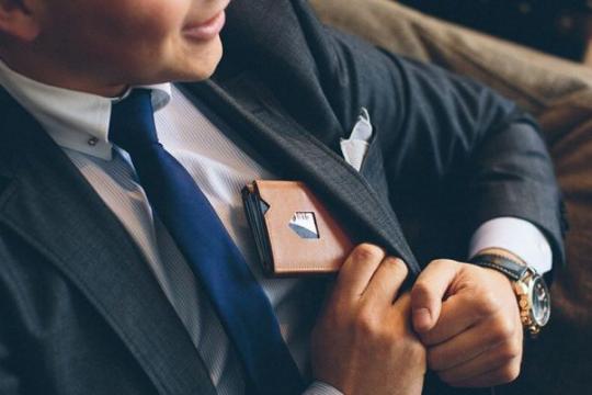 Đàn ông đích thực khi rút ví phải nhanh như cao bồi rút súng