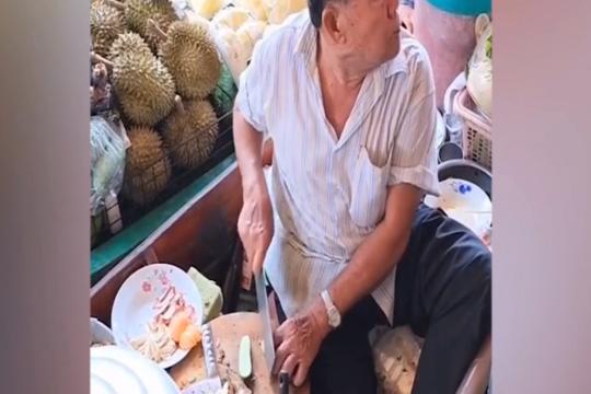 Người đàn ông thái rau nhanh như máy Không cần nhìn xuống thớt nhưng người này vẫn thái chuẩ